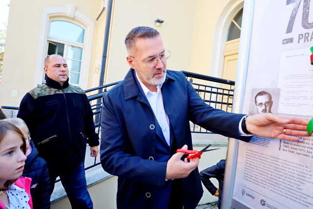 [WIDEO/FOTO] Żarów jest miastem już od 70 lat! Przed budynkiem UM odsłonięto figurkę Żarka i otwarto wystawę historyczną