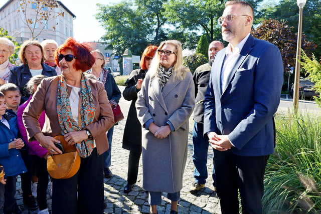 [WIDEO/FOTO] Żarów jest miastem już od 70 lat! Przed budynkiem UM odsłonięto figurkę Żarka i otwarto wystawę historyczną