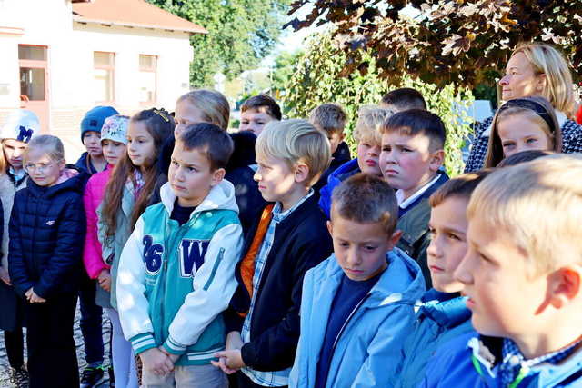 [WIDEO/FOTO] Żarów jest miastem już od 70 lat! Przed budynkiem UM odsłonięto figurkę Żarka i otwarto wystawę historyczną