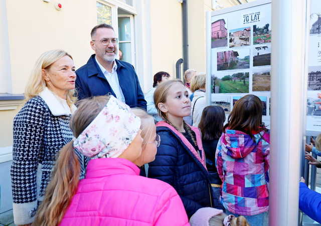 [WIDEO/FOTO] Żarów jest miastem już od 70 lat! Przed budynkiem UM odsłonięto figurkę Żarka i otwarto wystawę historyczną