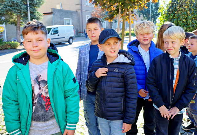 [WIDEO/FOTO] Żarów jest miastem już od 70 lat! Przed budynkiem UM odsłonięto figurkę Żarka i otwarto wystawę historyczną