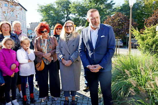 [WIDEO/FOTO] Żarów jest miastem już od 70 lat! Przed budynkiem UM odsłonięto figurkę Żarka i otwarto wystawę historyczną