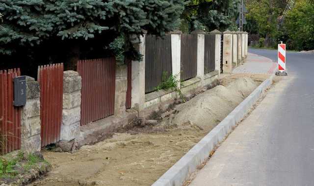 [FOTO] Trwa budowa chodnika w Roztoce