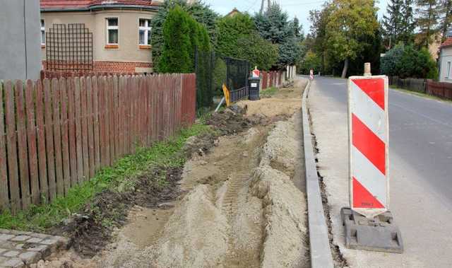 [FOTO] Trwa budowa chodnika w Roztoce