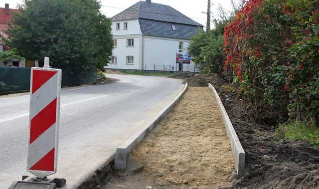[FOTO] Trwa budowa chodnika w Roztoce