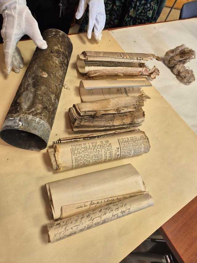 [FOTO] Otwarto kapsułę czasu, którą znaleziono podczas remontu wieży kościoła w Marcinowicach. Co znajdowało się w środku?