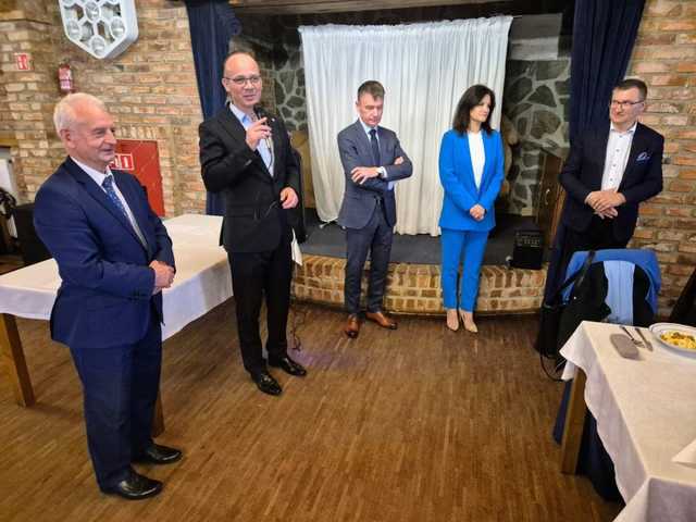 [FOTO/LISTA] Nauczyciele i dyrektorzy z placówek oświatowych na terenie powiatu wyróżnieni w ramach Dnia Edukacji Narodowej