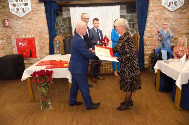 [FOTO/LISTA] Nauczyciele i dyrektorzy z placówek oświatowych na terenie powiatu wyróżnieni w ramach Dnia Edukacji Narodowej