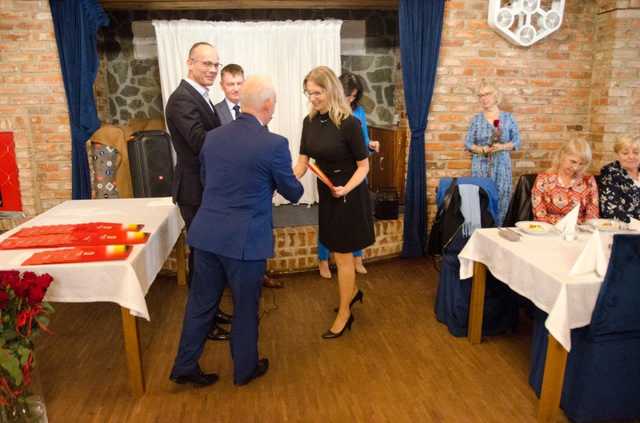 [FOTO/LISTA] Nauczyciele i dyrektorzy z placówek oświatowych na terenie powiatu wyróżnieni w ramach Dnia Edukacji Narodowej