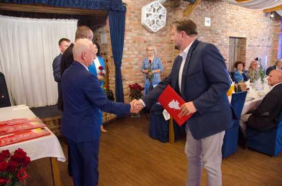 [FOTO/LISTA] Nauczyciele i dyrektorzy z placówek oświatowych na terenie powiatu wyróżnieni w ramach Dnia Edukacji Narodowej