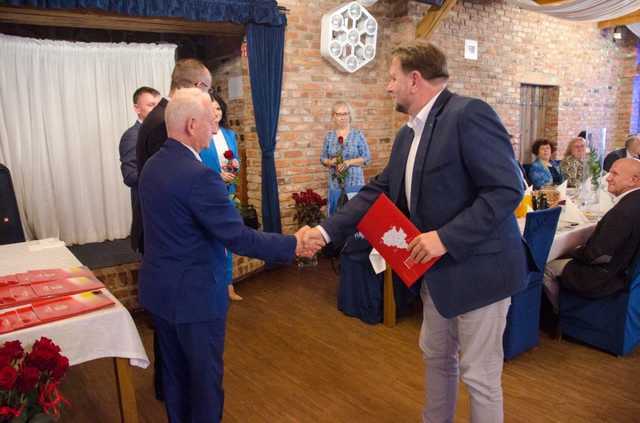 [FOTO/LISTA] Nauczyciele i dyrektorzy z placówek oświatowych na terenie powiatu wyróżnieni w ramach Dnia Edukacji Narodowej