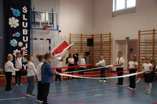 [FOTO] Pasowanie uczniów z Pastuchowa