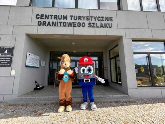 [FOTO] Granitek i Glinka zawitali do Centrum Turystycznego Granitowego Szlaku