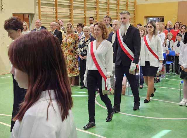 [FOTO] Zaprezentowali nowy sztandar szkoły. Zaprojektował go jeden z uczniów