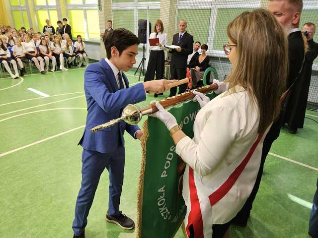 [FOTO] Zaprezentowali nowy sztandar szkoły. Zaprojektował go jeden z uczniów