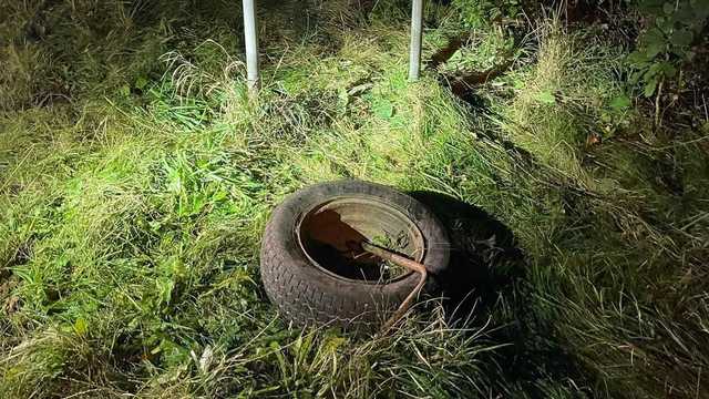 [FOTO] Zwyrodnialec przypiął psa do opony i porzucił. Pomóż znaleźć sprawcę