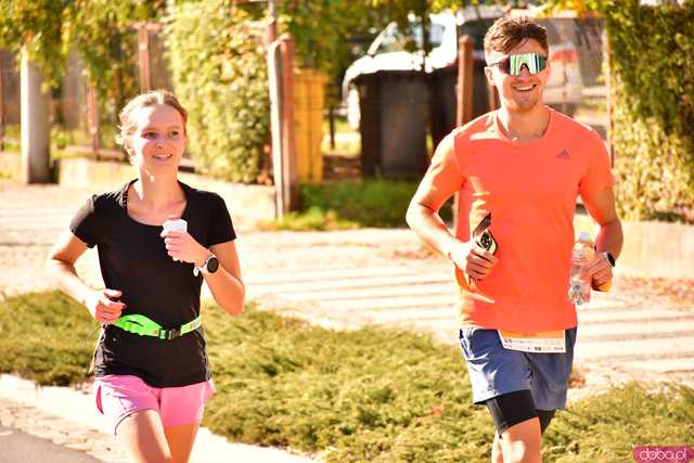 [DUŻO ZDJĘĆ] Ponad 300 biegaczy wystartowało w VII Aryzta Półmaratonie i Biegu Piekarza