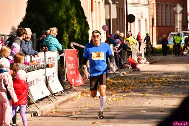 [DUŻO ZDJĘĆ] Ponad 300 biegaczy wystartowało w VII Aryzta Półmaratonie i Biegu Piekarza