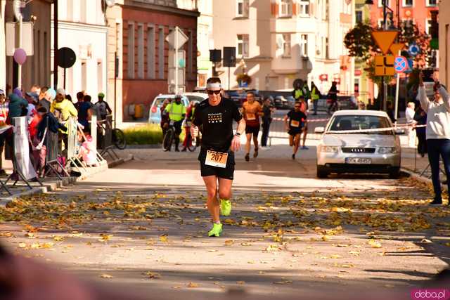 [DUŻO ZDJĘĆ] Ponad 300 biegaczy wystartowało w VII Aryzta Półmaratonie i Biegu Piekarza