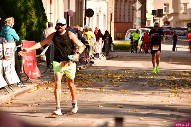 [DUŻO ZDJĘĆ] Ponad 300 biegaczy wystartowało w VII Aryzta Półmaratonie i Biegu Piekarza