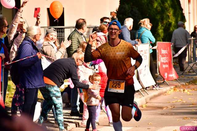 [DUŻO ZDJĘĆ] Ponad 300 biegaczy wystartowało w VII Aryzta Półmaratonie i Biegu Piekarza