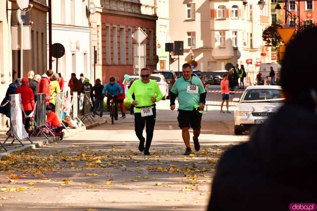 [DUŻO ZDJĘĆ] Ponad 300 biegaczy wystartowało w VII Aryzta Półmaratonie i Biegu Piekarza
