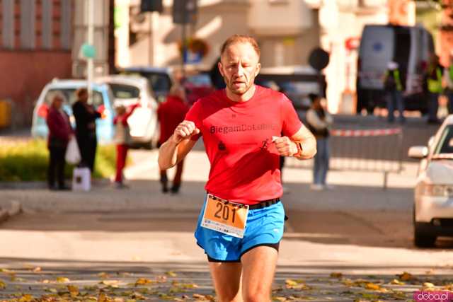 [DUŻO ZDJĘĆ] Ponad 300 biegaczy wystartowało w VII Aryzta Półmaratonie i Biegu Piekarza