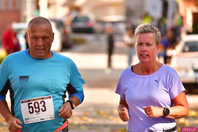 [DUŻO ZDJĘĆ] Ponad 300 biegaczy wystartowało w VII Aryzta Półmaratonie i Biegu Piekarza
