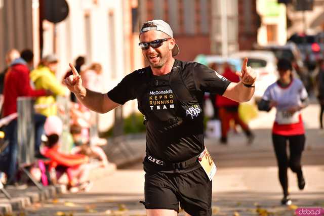 [DUŻO ZDJĘĆ] Ponad 300 biegaczy wystartowało w VII Aryzta Półmaratonie i Biegu Piekarza