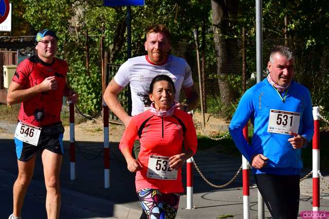 [DUŻO ZDJĘĆ] Ponad 300 biegaczy wystartowało w VII Aryzta Półmaratonie i Biegu Piekarza