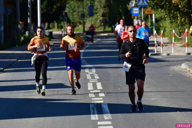[DUŻO ZDJĘĆ] Ponad 300 biegaczy wystartowało w VII Aryzta Półmaratonie i Biegu Piekarza
