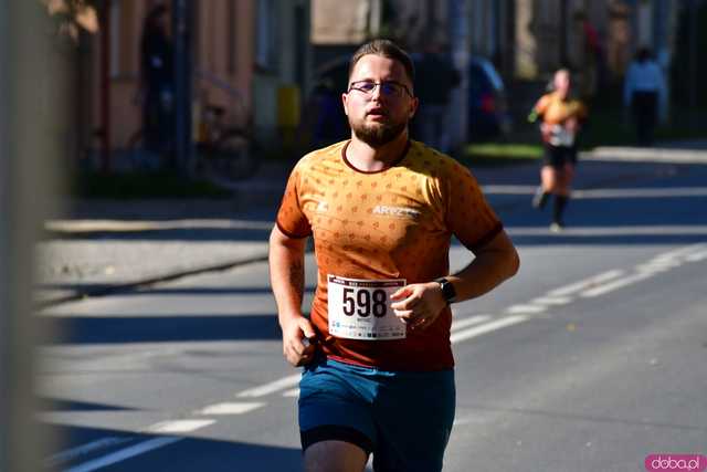 [DUŻO ZDJĘĆ] Ponad 300 biegaczy wystartowało w VII Aryzta Półmaratonie i Biegu Piekarza