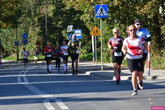 [DUŻO ZDJĘĆ] Ponad 300 biegaczy wystartowało w VII Aryzta Półmaratonie i Biegu Piekarza