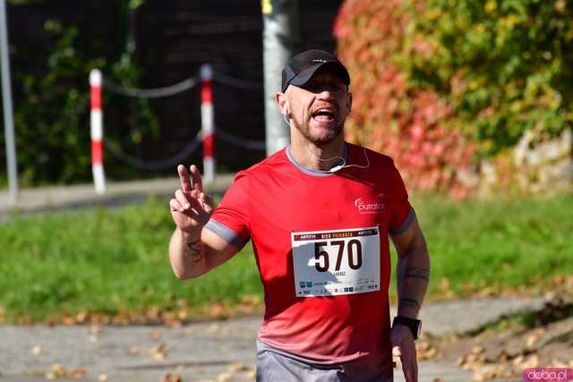 [DUŻO ZDJĘĆ] Ponad 300 biegaczy wystartowało w VII Aryzta Półmaratonie i Biegu Piekarza