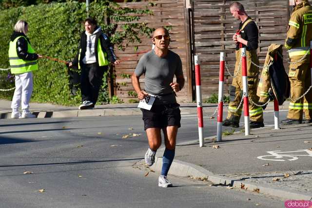 [DUŻO ZDJĘĆ] Ponad 300 biegaczy wystartowało w VII Aryzta Półmaratonie i Biegu Piekarza