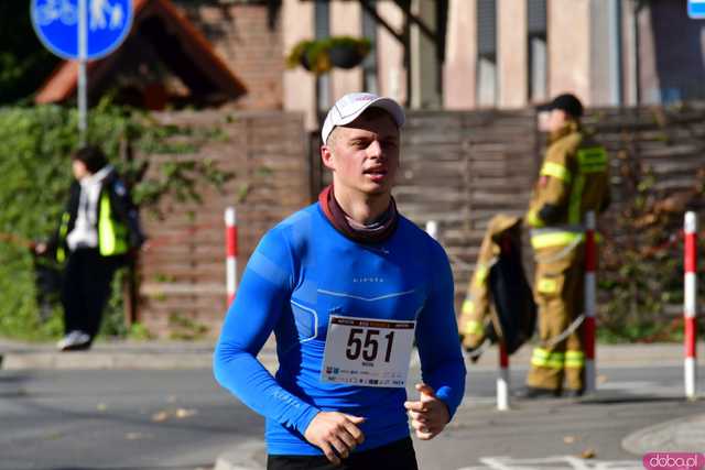 [DUŻO ZDJĘĆ] Ponad 300 biegaczy wystartowało w VII Aryzta Półmaratonie i Biegu Piekarza