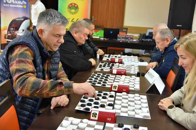 [FOTO] Rywalizowali w turnieju warcabów 100-polowych w Burkatowie