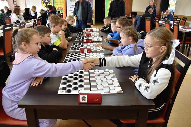 [FOTO] Rywalizowali w turnieju warcabów 100-polowych w Burkatowie