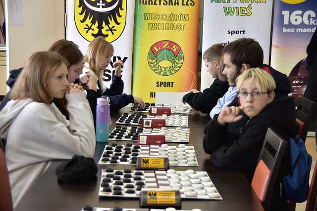 [FOTO] Rywalizowali w turnieju warcabów 100-polowych w Burkatowie