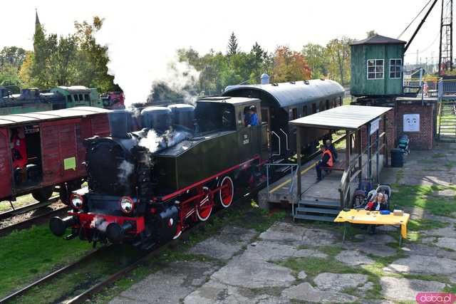 [WIDEO/FOTO] Przejażdżki zabytkowymi parowozami, wystawy, prezentacje. Gala XX-lecia Muzeum Kolejnictwa