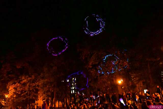 [FOTO] Światła i dźwięki zawitały na Strzegomskie Planty. Festyn pełen dobrej zabawy i unikalnych iluminacji