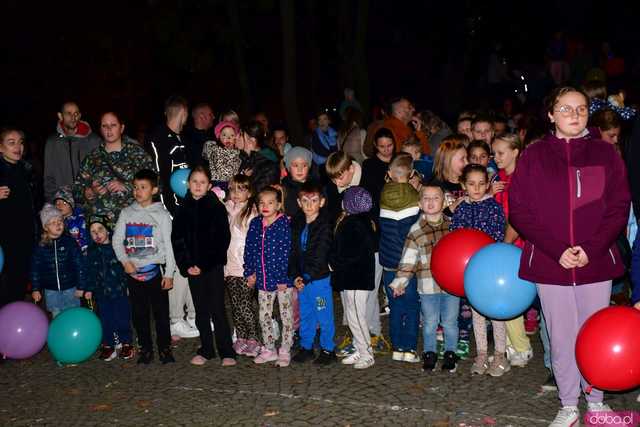 [FOTO] Światła i dźwięki zawitały na Strzegomskie Planty. Festyn pełen dobrej zabawy i unikalnych iluminacji