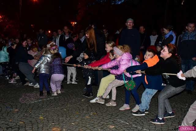 [FOTO] Światła i dźwięki zawitały na Strzegomskie Planty. Festyn pełen dobrej zabawy i unikalnych iluminacji