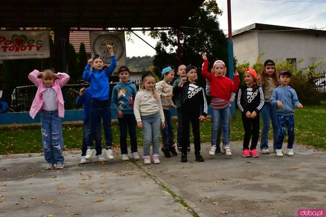 [WIDEO/FOTO] Pobiegli dla Malwiny, która zmaga się z nowotworem. Na starcie stanęły tłumy wspierających