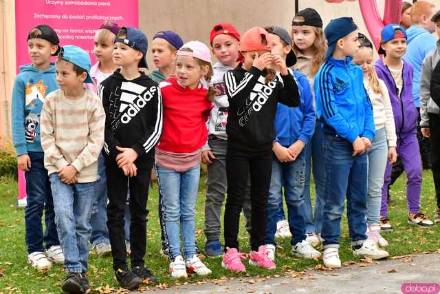 [WIDEO/FOTO] Pobiegli dla Malwiny, która zmaga się z nowotworem. Na starcie stanęły tłumy wspierających