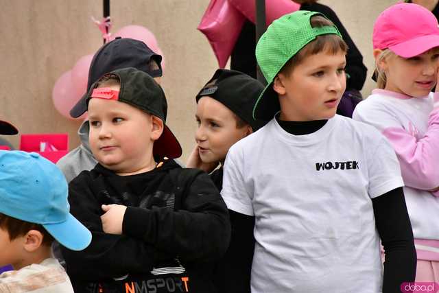 [WIDEO/FOTO] Pobiegli dla Malwiny, która zmaga się z nowotworem. Na starcie stanęły tłumy wspierających