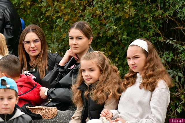 [WIDEO/FOTO] Pobiegli dla Malwiny, która zmaga się z nowotworem. Na starcie stanęły tłumy wspierających
