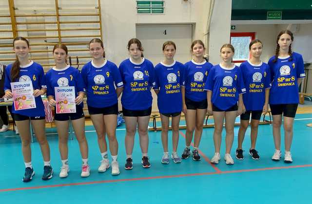 [FOTO/WYNIKI] Dziewczęta z klas 7-8 rywalizowały w turnieju koszykówki
