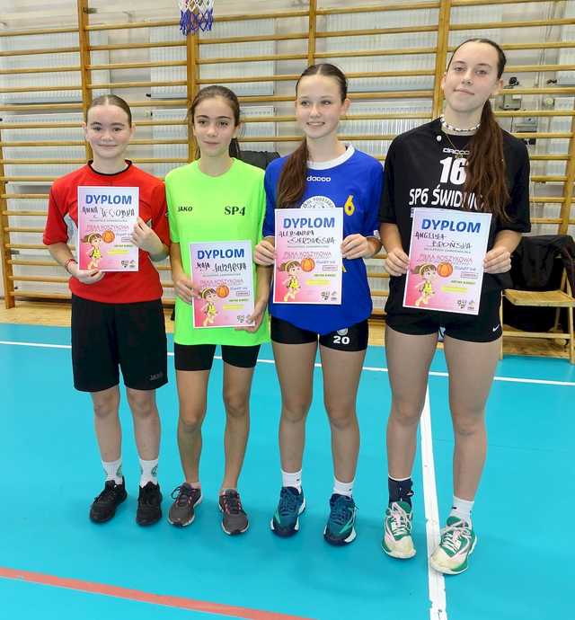 [FOTO/WYNIKI] Dziewczęta z klas 7-8 rywalizowały w turnieju koszykówki