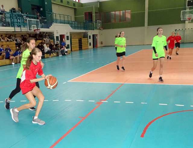 [FOTO/WYNIKI] Dziewczęta z klas 7-8 rywalizowały w turnieju koszykówki